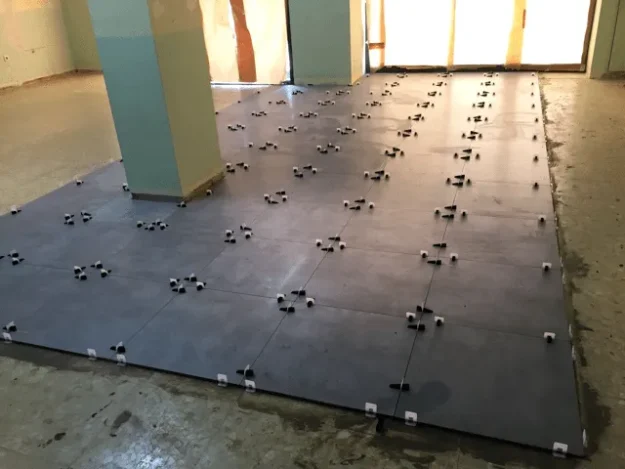 Reforma e instalación de suelo porcelánico.