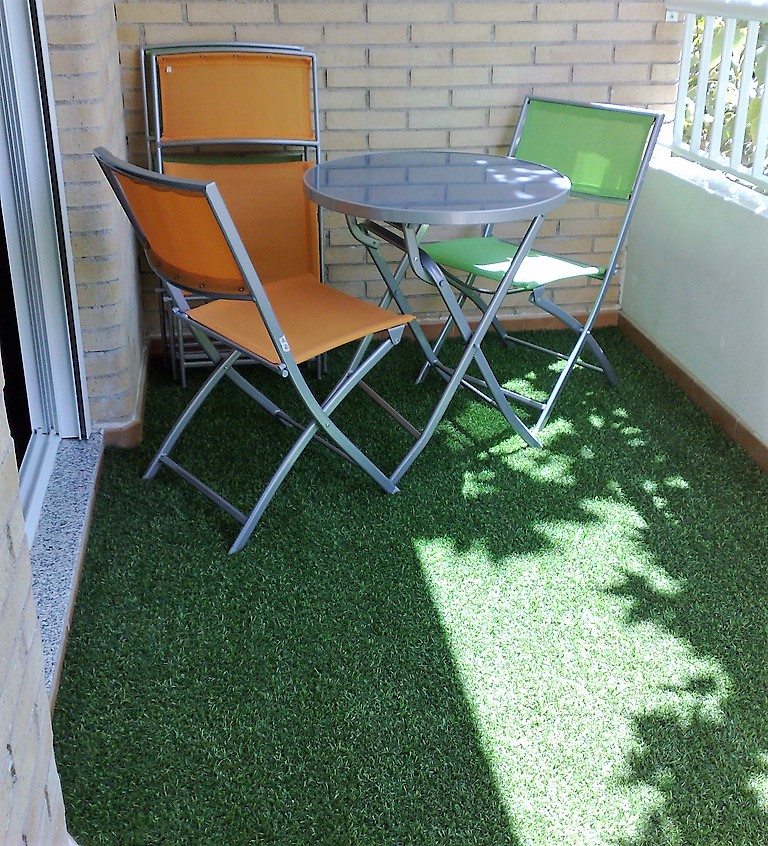 El patio de mi casa es particular, porque el césped que se moja, es